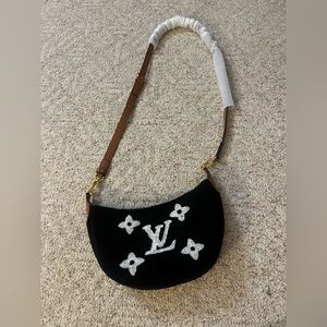 BRAND NEW, NEVER USED LV like crossbody bag
